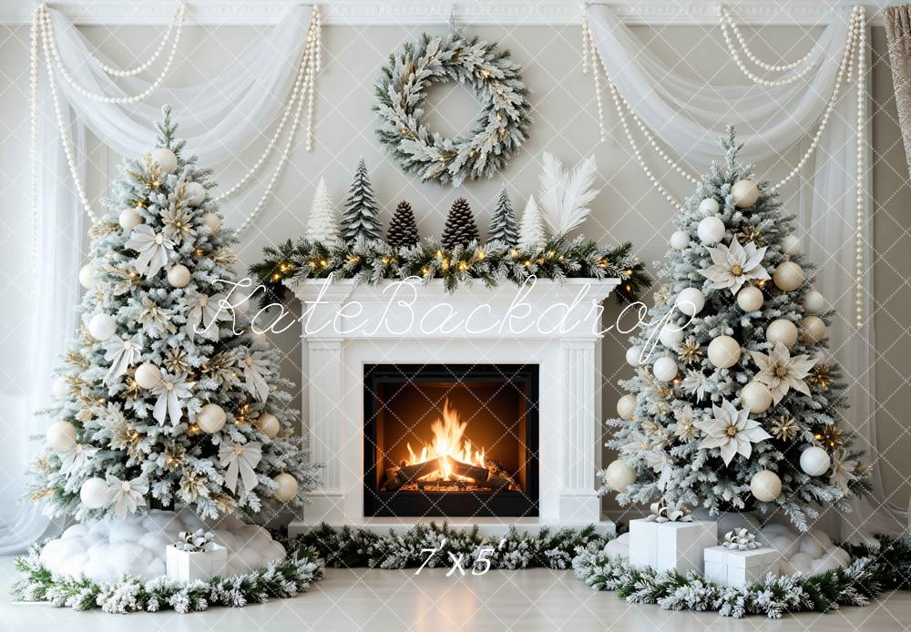Kate Weihnachten Kamin Christbaum Weiß Hintergrund Entworfen von Mini MakeBelieve