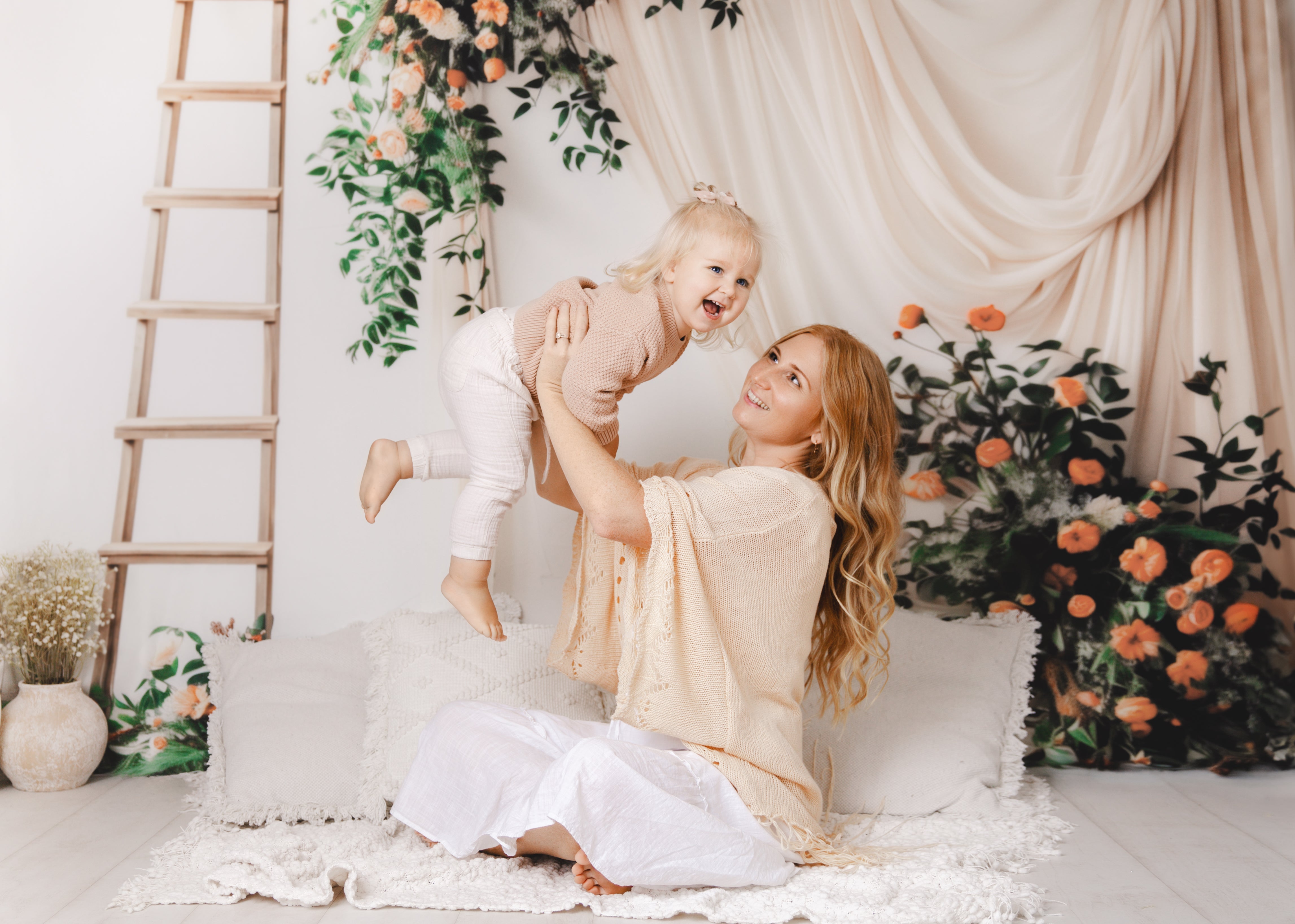 Kate Wandteppich und Leiter mit Blumen Hintergrund Entworfen von Patty Robert - Kate Backdrop.de