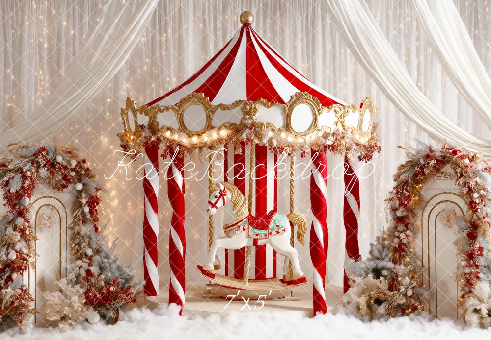 Kate Carousel Pferd Weihnachtsdeko Rot Weiß Hintergrund Entworfen von Patty Roberts - Kate Backdrop.de