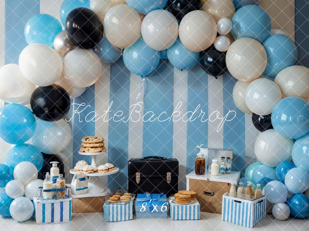Kate Geburtstag Luftballonbogen Blau Weiß Hintergrund Entworfen von Emetselch - Kate Backdrop.de