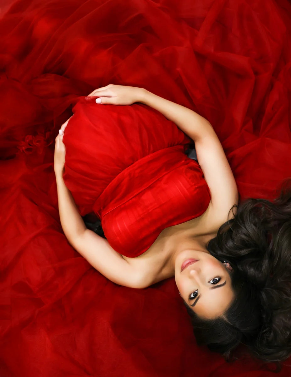 Kate Rotes Mutterschafts-Fotoshoot-Kleid mit einer Schulter aus Mesh - Kate Backdrop.de