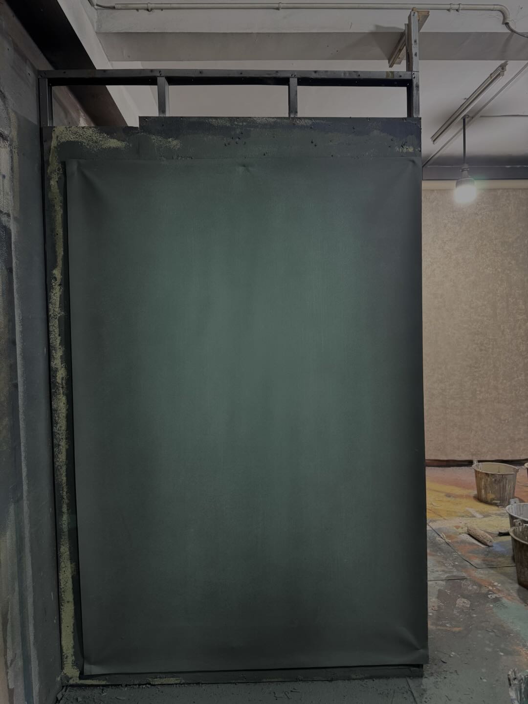 Kate Handgemalt Abstract Textur Grünlich Grau Farbspray Hintergrund Leinwand