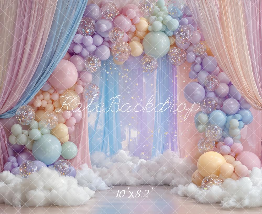Kate Geburtstag Ballonbogen Wolken Pastell Hintergrund Entworfen von Ashley Paul