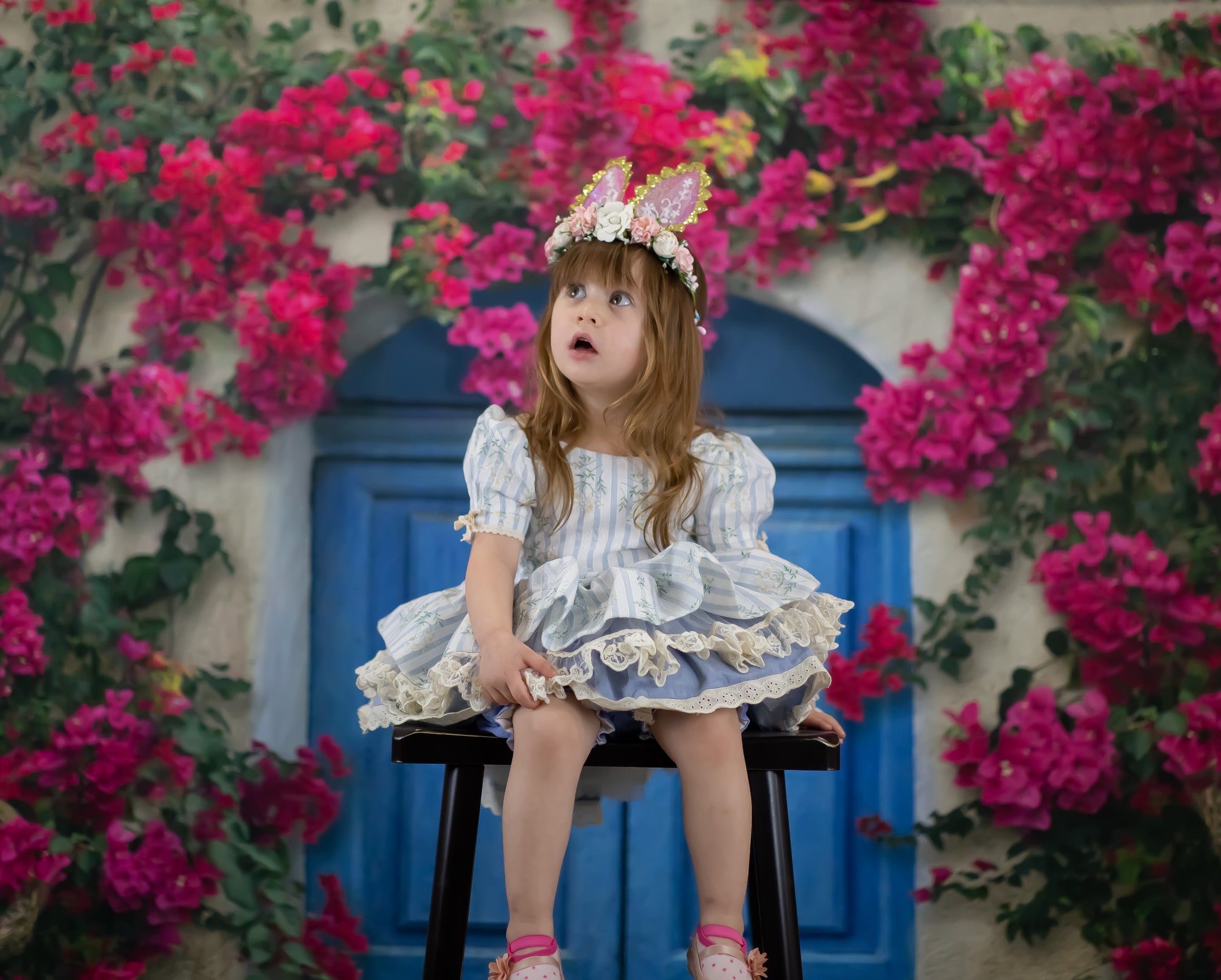 Kate Frühlingsblumenwand im mediterranen Stil Blaue Tür Hintergrundkulisse von Chain Photography