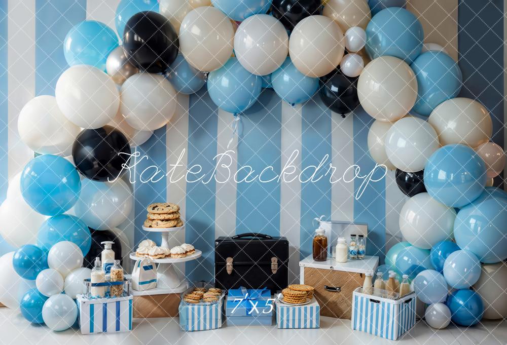 Kate Geburtstag Luftballonbogen Blau Weiß Hintergrund Entworfen von Emetselch - Kate Backdrop.de