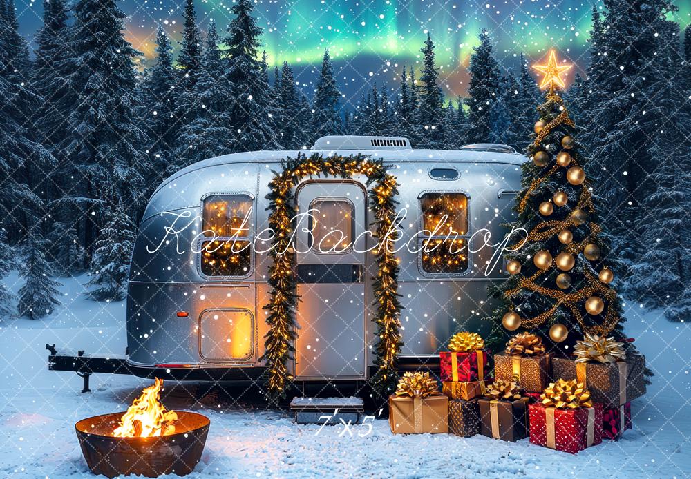 Kate Weihnachten Wohnwagen Tannenbaum Schnee Hintergrund Entworfen von Mini MakeBelieve - Kate Backdrop.de