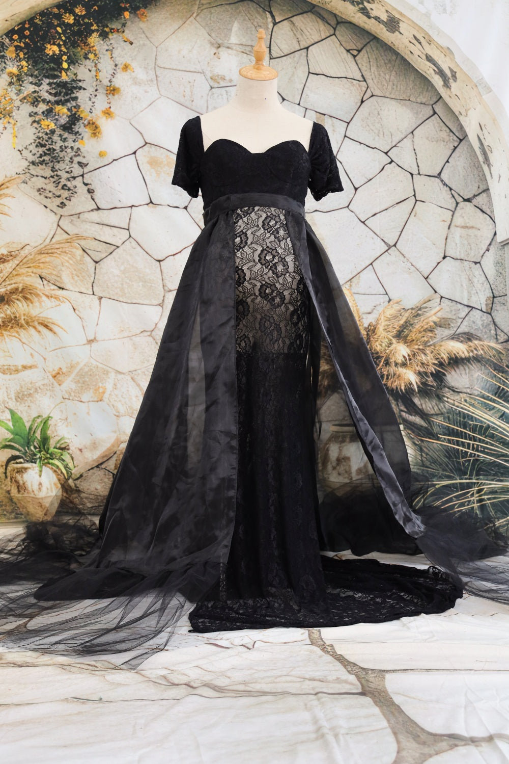 Kate Kurzärmeliges trägerloses schwarzes Mutterschafts-Fotoshooting-Kleid aus Spitze