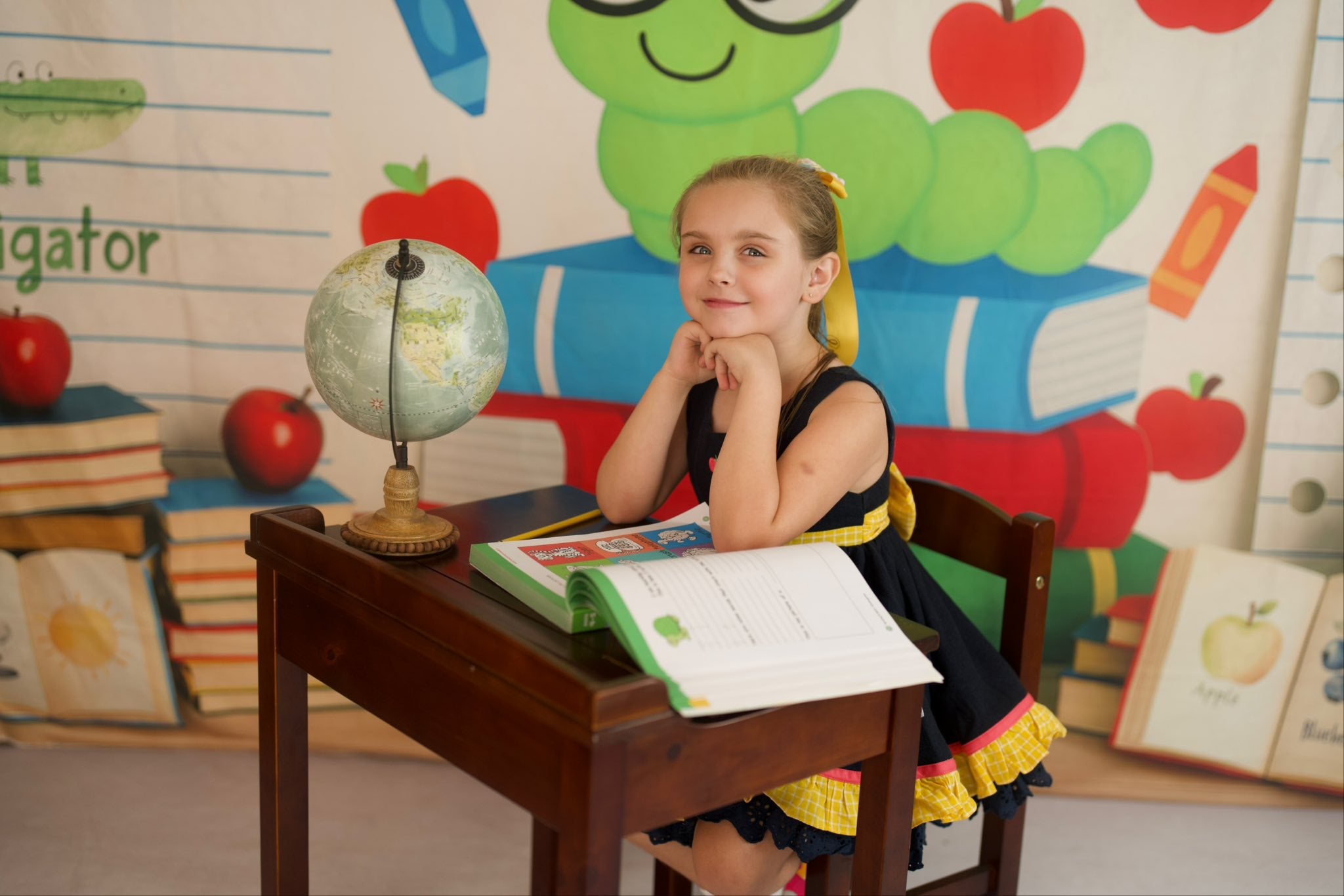 Kate Zurück zu Schule Bücher Wurm Buntstifte Hintergrund Entworfen von Patty Robert - Kate Backdrop.de