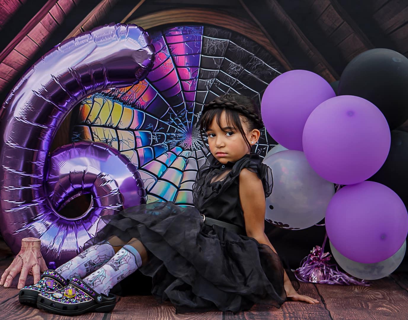 Kate Spooky Halloween Dachboden Dorm Zimmer bunte Spinnennetz Fenster Hintergrund von Mini MakeBelieve - Kate Backdrop.de