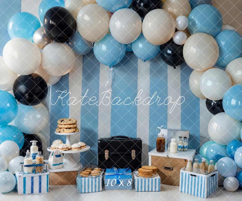 Kate Geburtstag Luftballonbogen Blau Weiß Hintergrund Entworfen von Emetselch - Kate Backdrop.de