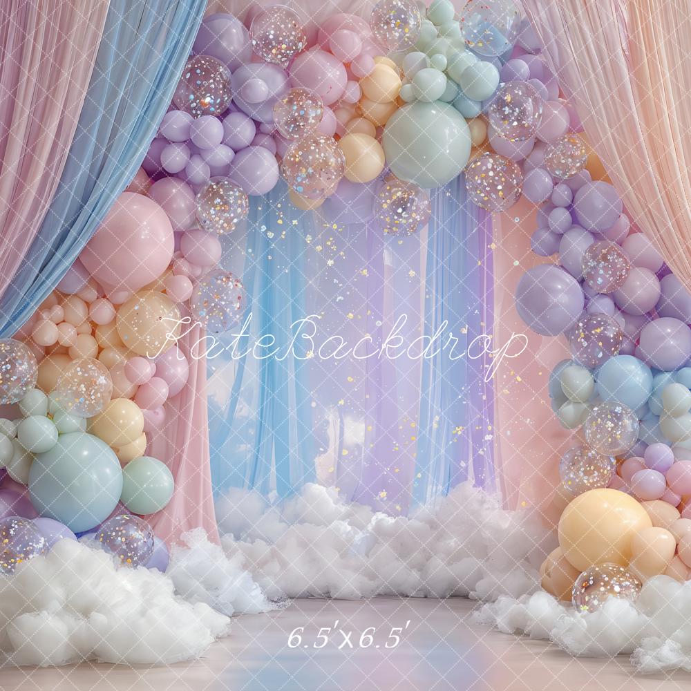 Kate Geburtstag Ballonbogen Wolken Pastell Hintergrund Entworfen von Ashley Paul