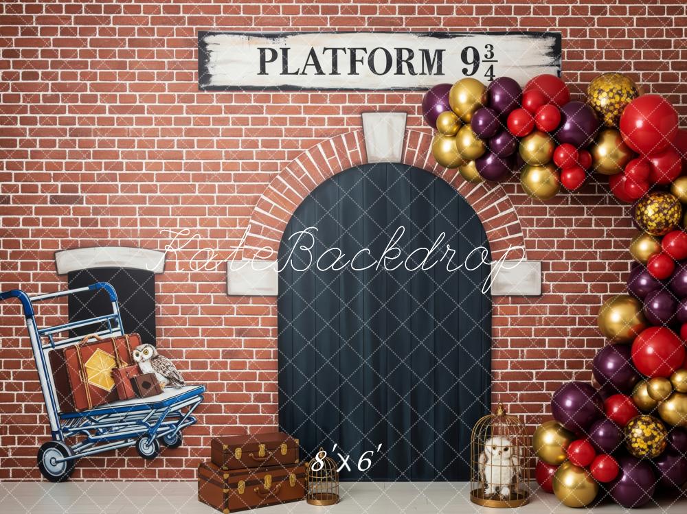 Kate Zauberschule Backstein Bogen Koffer Ballons Hintergrund Entworfen von Patty Roberts