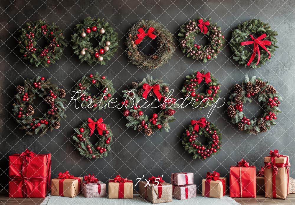 Kate Weihnachten Kränze Geschenke Rot Hintergrund Entworfen von Patty Roberts - Kate Backdrop.de
