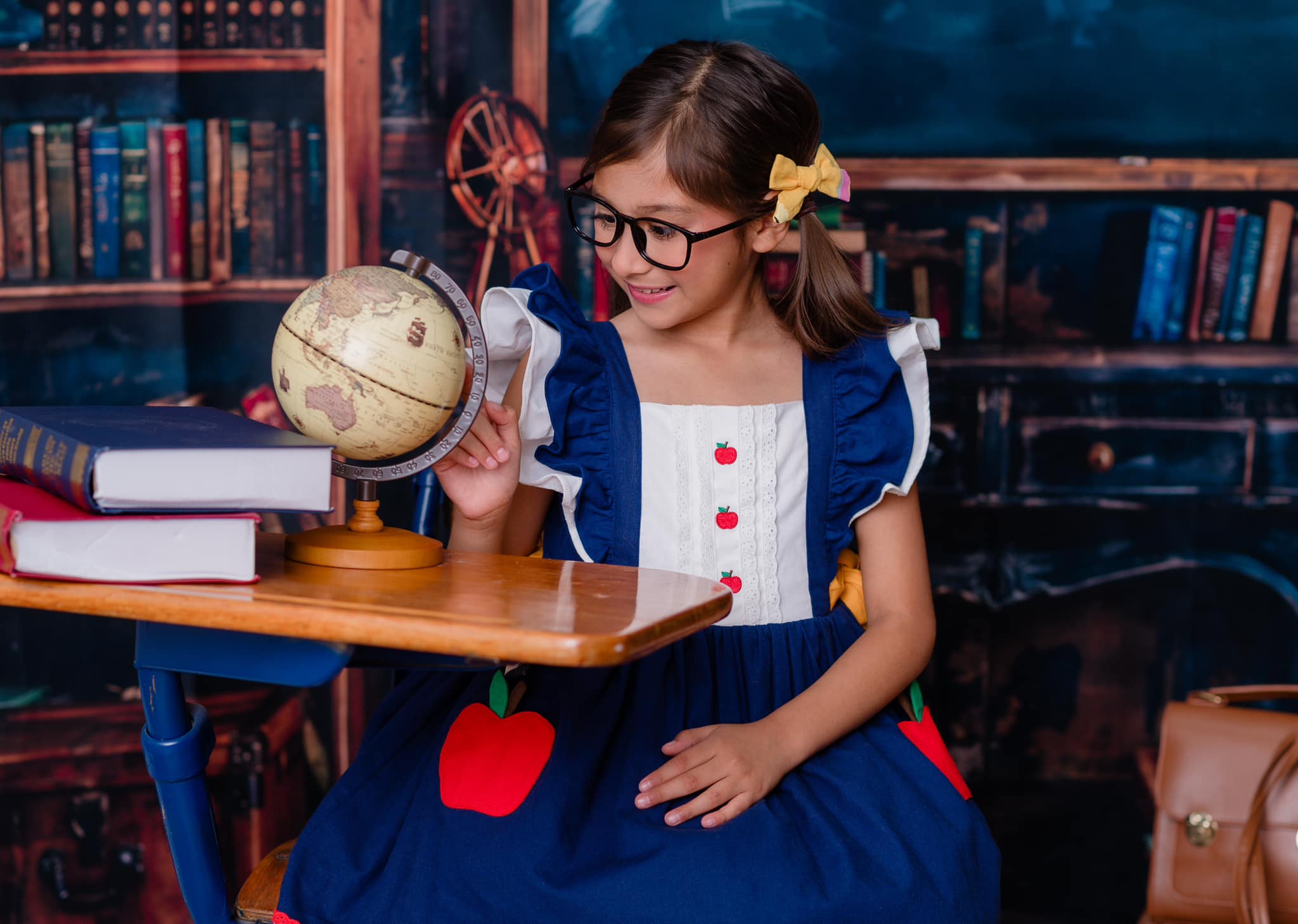 Kate Zurück zur Schule Tafel Buch Schreibtisch Hintergrund Entworfen von Emetselch - Kate Backdrop.de