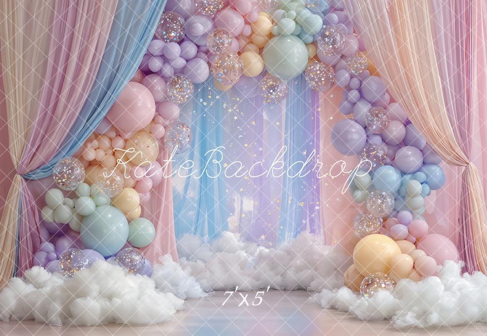 Kate Geburtstag Ballonbogen Wolken Pastell Hintergrund Entworfen von Ashley Paul