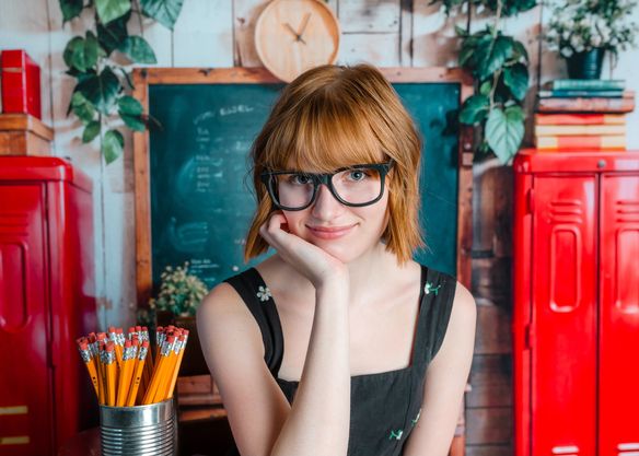 Kate Zurück zur Schule Roter Spind Hintergrund Entworfen von Emetselch - Kate Backdrop.de