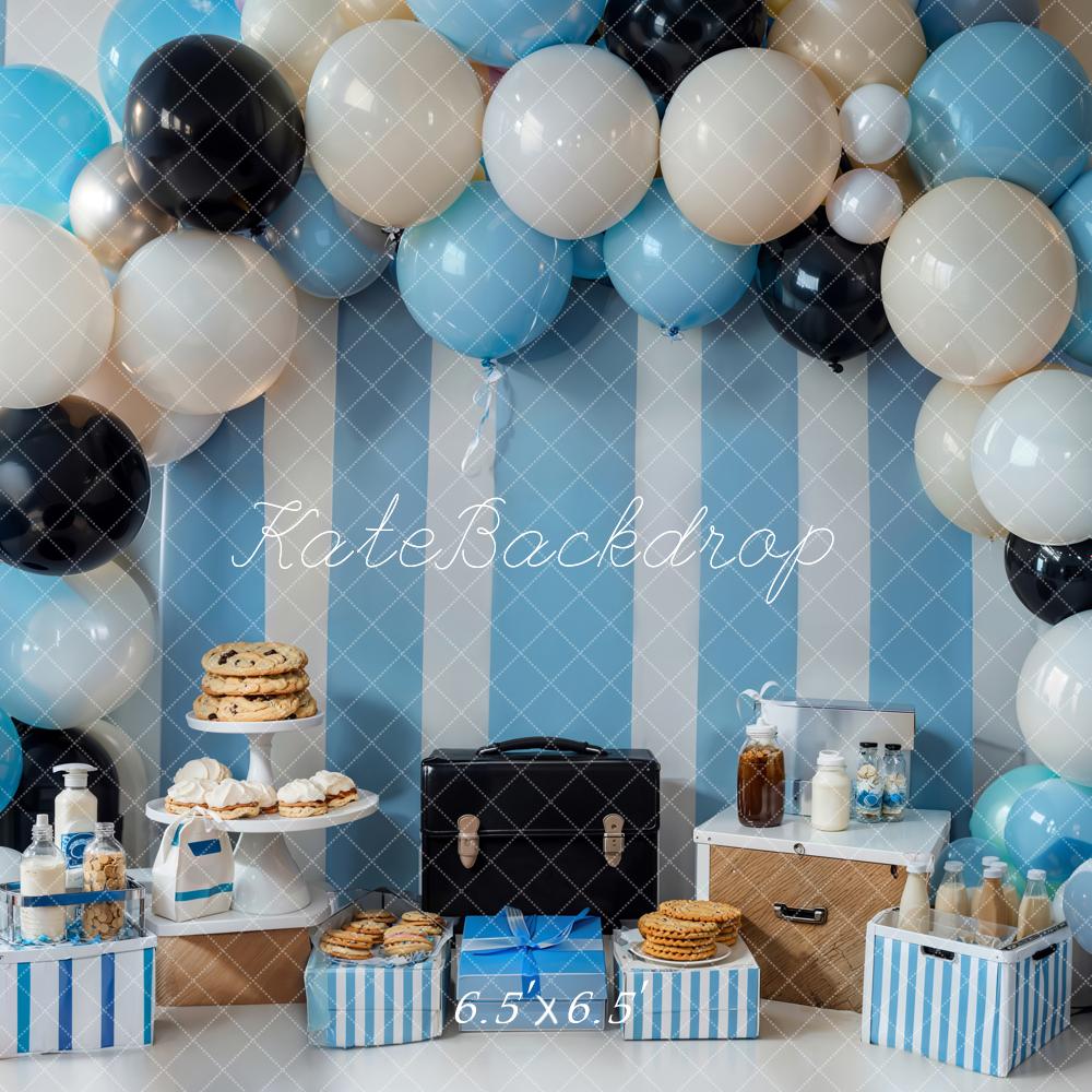 Kate Geburtstag Luftballonbogen Blau Weiß Hintergrund Entworfen von Emetselch - Kate Backdrop.de