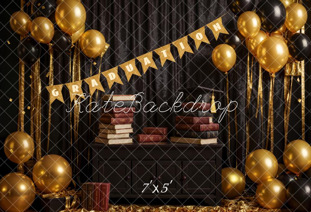 Kate Abschlusszeit Ballons Bücher Schwarz Gold Hintergrund Entworfen von Emetselch