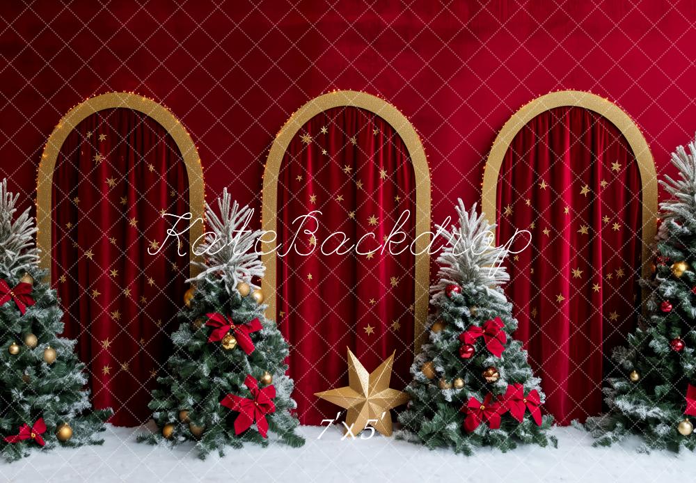 Kate Weihnachten Bögen Tannenbäume Rot Hintergrund Entworfen von Patty Roberts - Kate Backdrop.de
