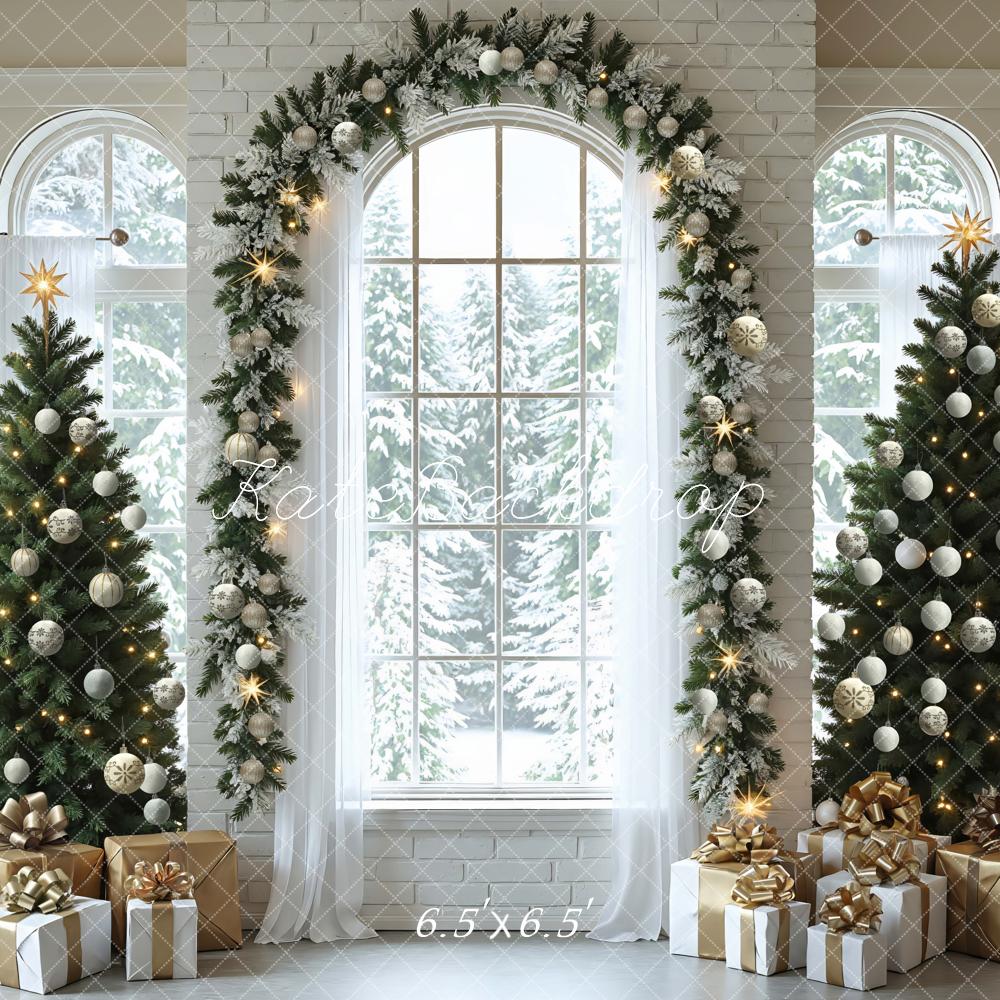 Kate Weihnachten Fenster Tannenbäume Gold Weiß Hintergrund Entworfen von Mini MakeBelieve
