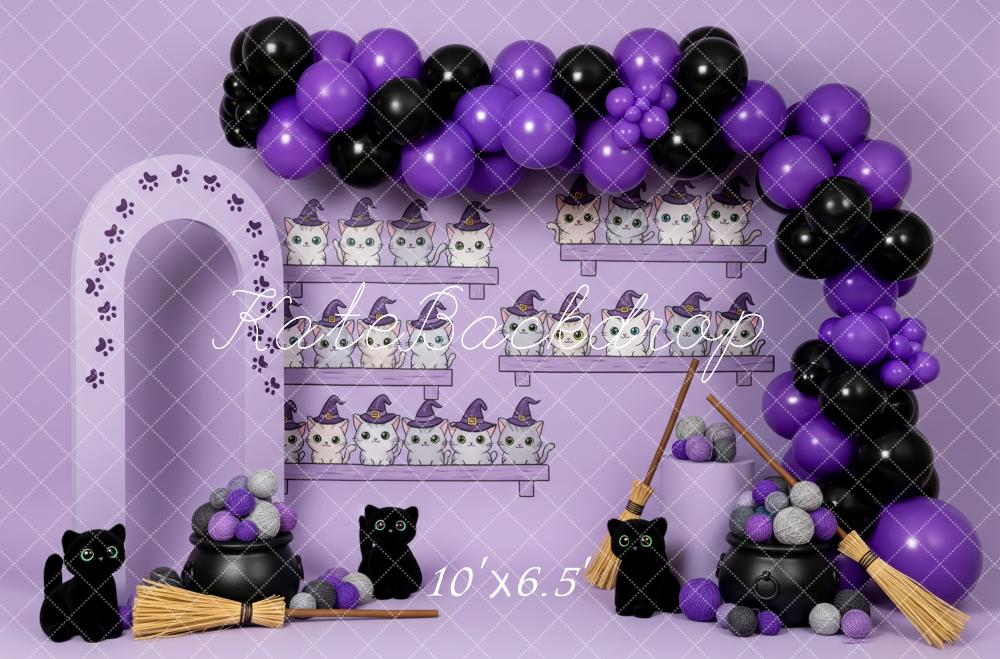 Kate Halloween Katzen Besen Luftballons Lila Hintergrund Entworfen von Patty Roberts - Kate Backdrop.de