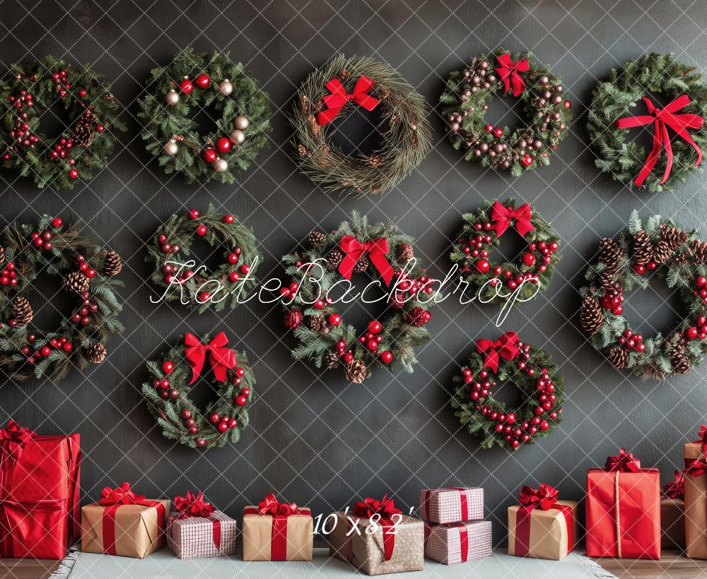Kate Weihnachten Kränze Geschenke Rot Hintergrund Entworfen von Patty Roberts - Kate Backdrop.de
