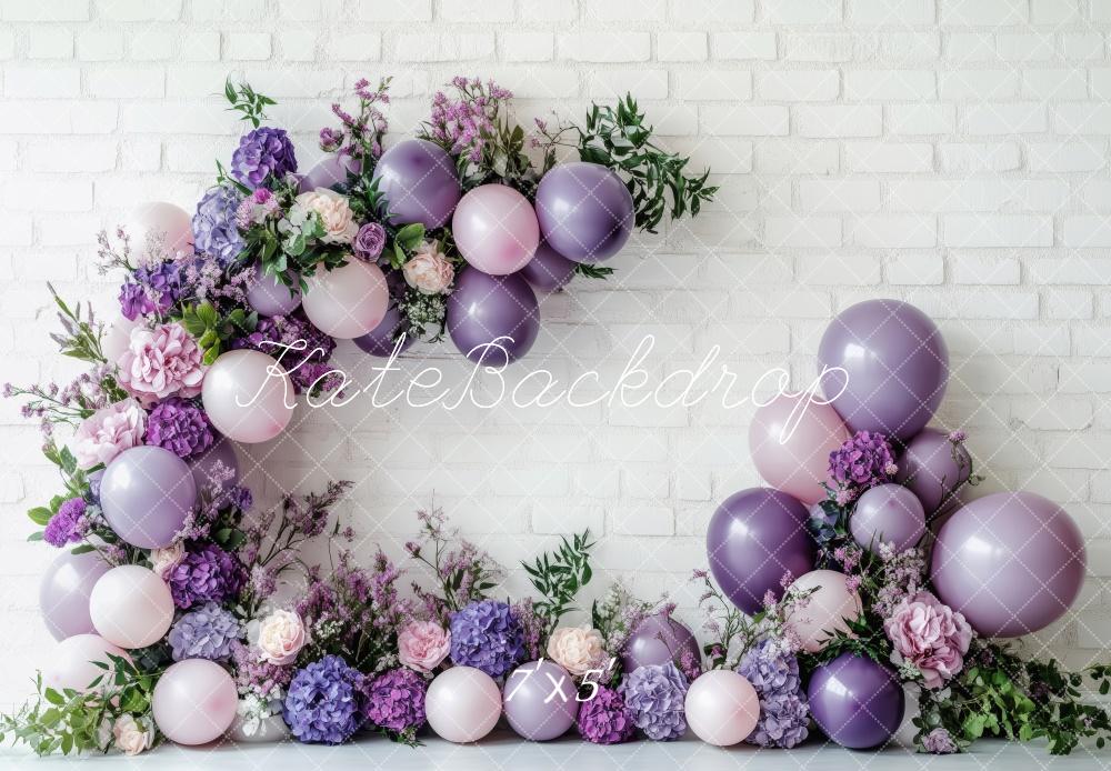 Kate Geburtstag Ballonbogen Blumen Weiß Ziegel Hintergrund Entworfen von Patty Roberts
