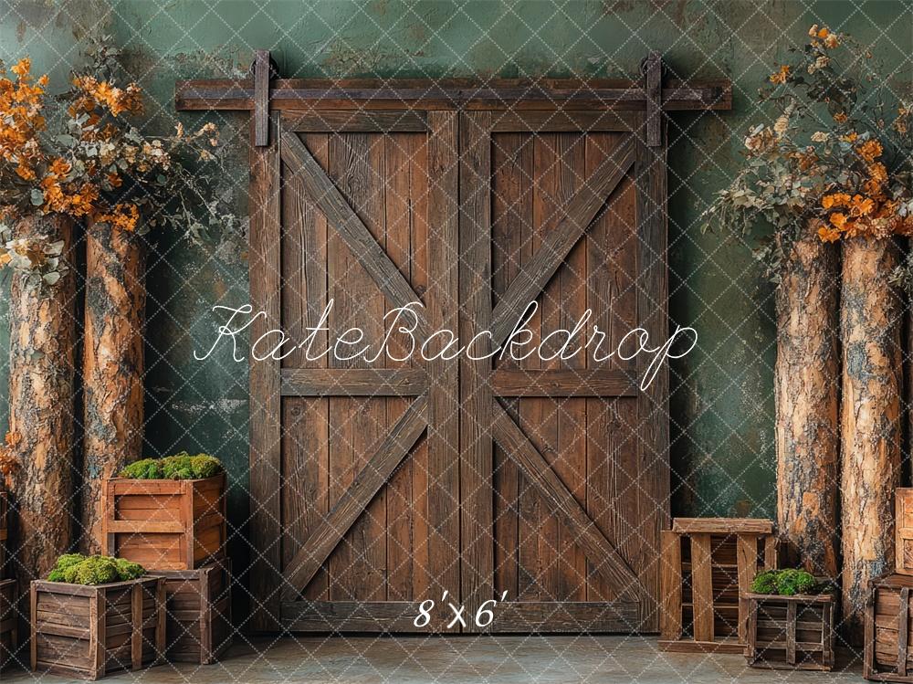 Kate Scheune Holztür Baumstämme Herbstlaub Hintergrund Entworfen von Mini MakeBelieve