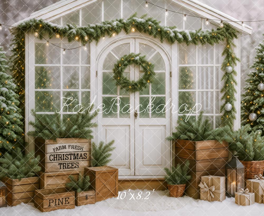 Kate Weihnachten Winterhaus Tannenzweige Weiß Hintergrund Entworfen von Patty Roberts