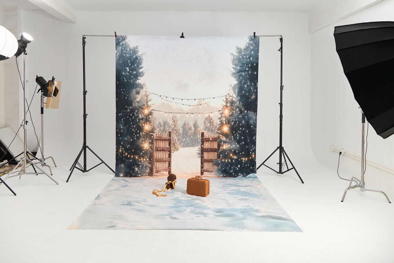⚡Blitzangebote-Kate Winter Lichterkette Holztor Schnee Hintergrund Entworfen von Emetselch - Kate Backdrop.de