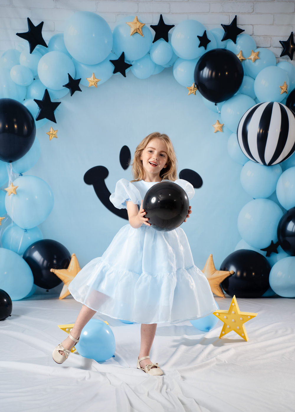 Kate Geburtstag Smiley Ballonbogen Blau Hintergrund Entworfen von Emetselch