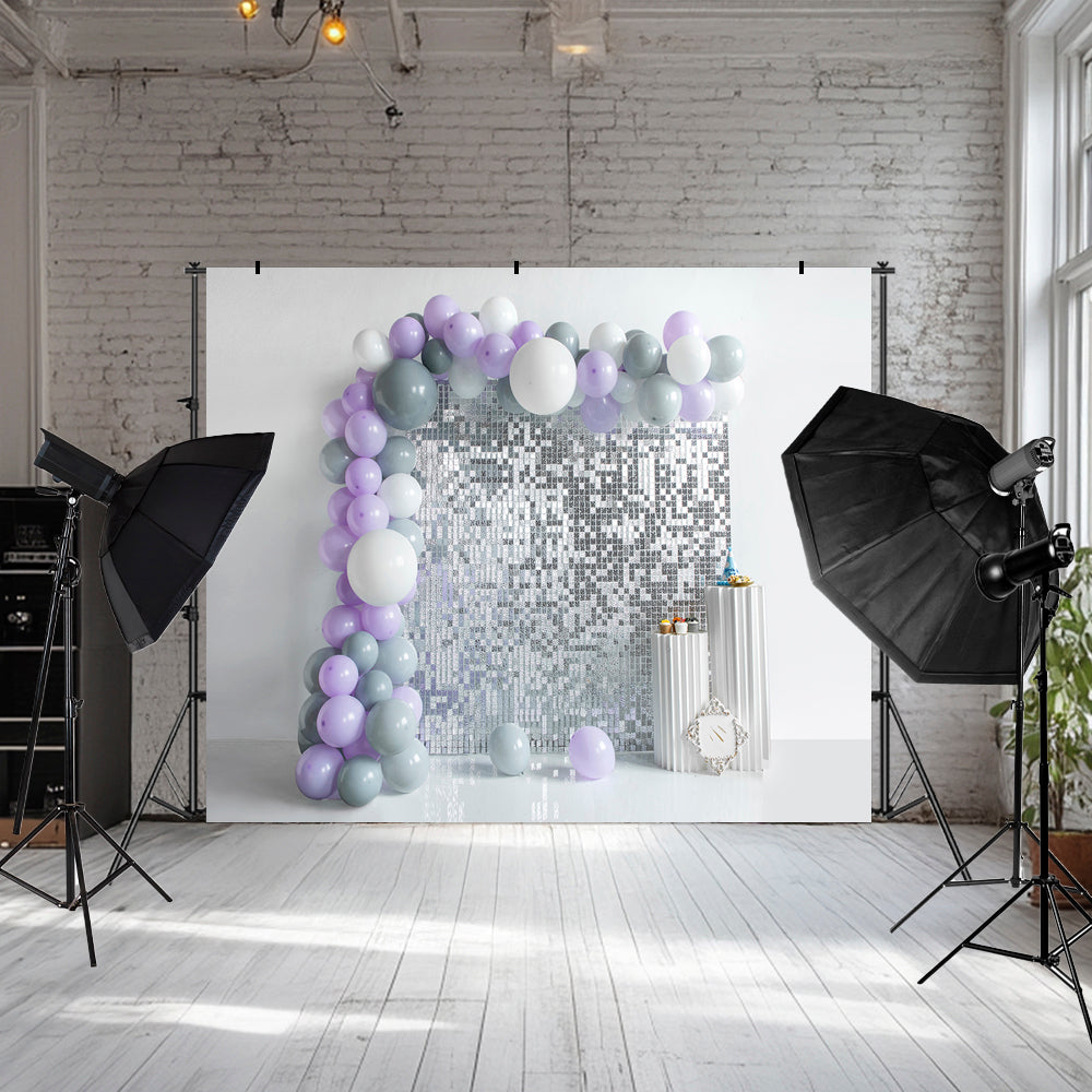 Kate Geburtstag Lila Ballons Glänzende Wandhintergrund von Emetselch
