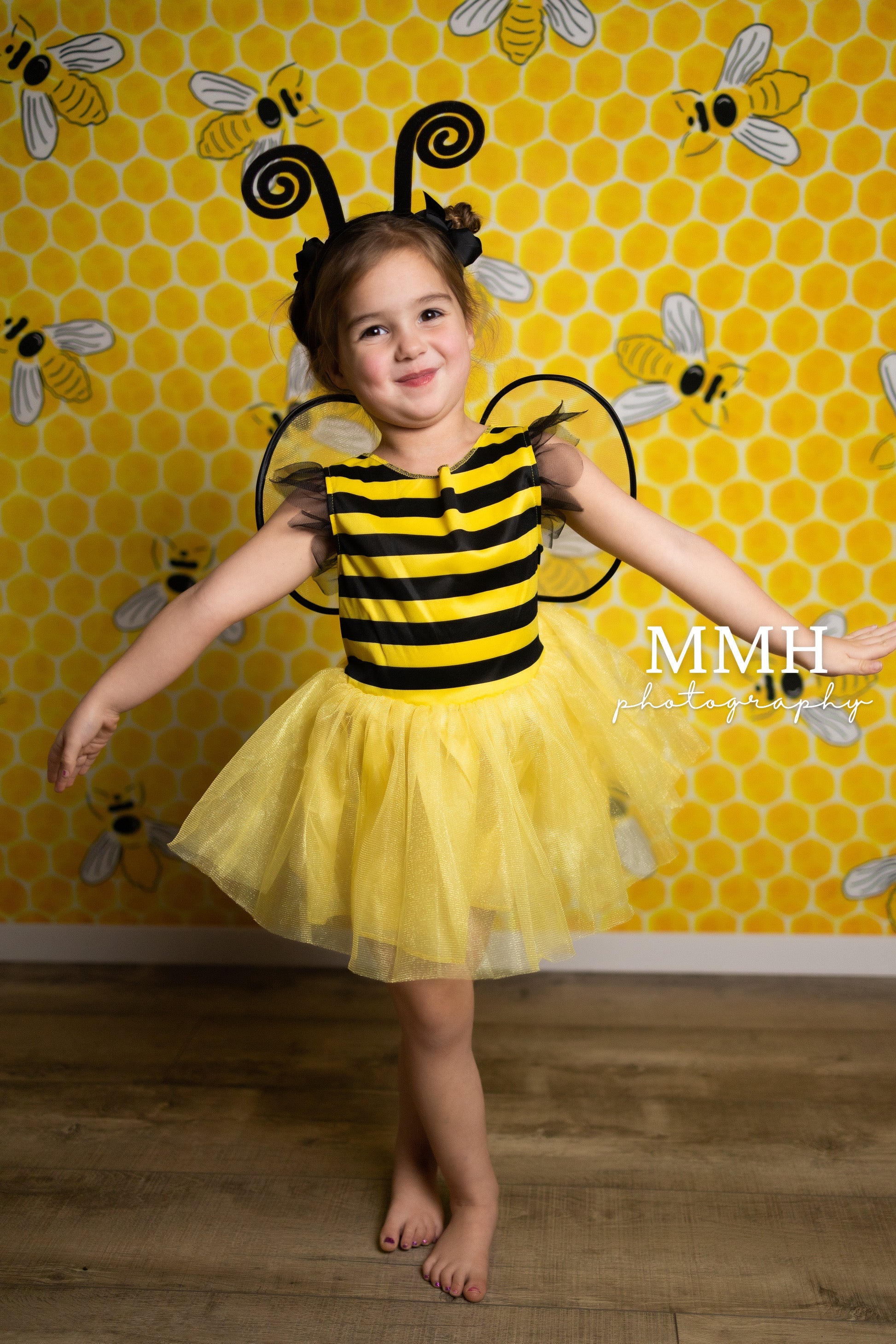 Super Sale-A Kate BEE-Day- Gelber Hintergrund mit Bienenmuster von Melissa McCraw-Hummer