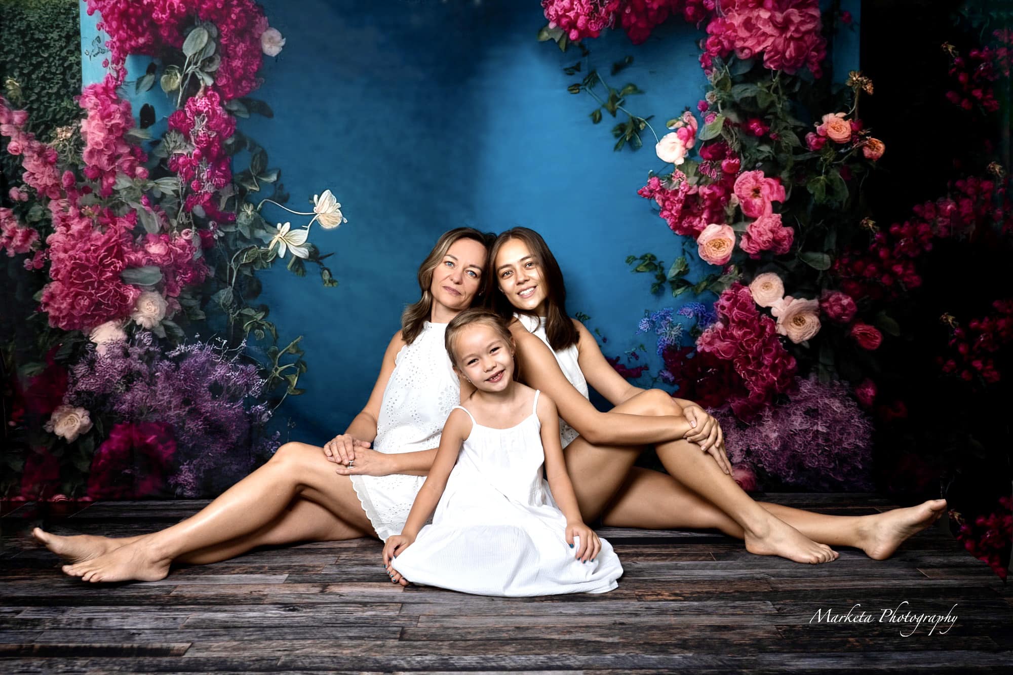 Kate Gemalte blaue Außenwand mit Frühlingsblumen als Hintergrund von Mini MakeBelieve - Kate Backdrop.de