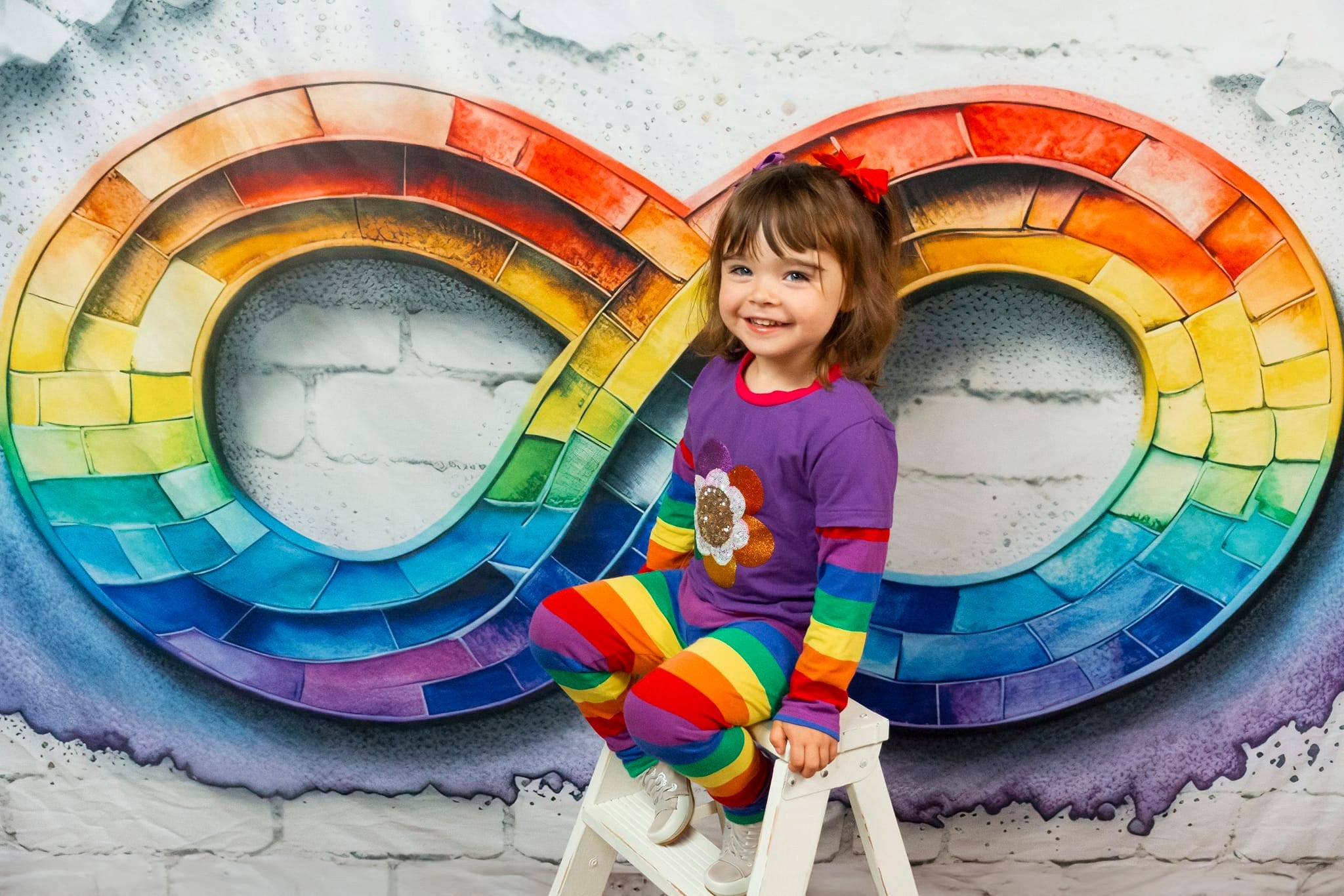 Kate Painterly Autismus Akzeptanz Regenbogen Unendlichkeit Spektrum auf weißer Backsteinmauer Hintergrund von Mini MakeBelieve