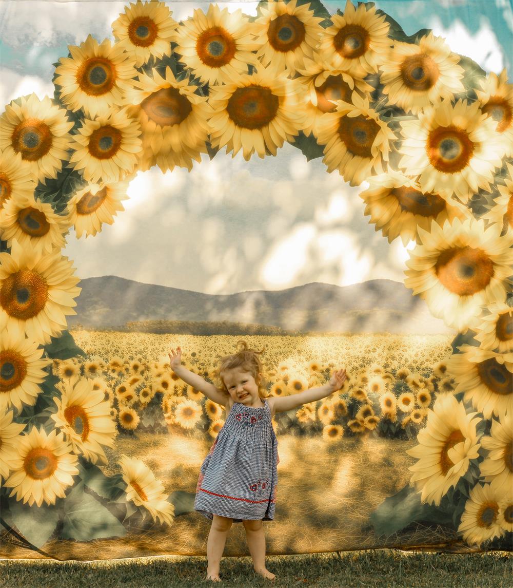 Kate Malerischer Sonnenblumenfeldbogen mit Bodenhintergrund von Mini MakeBelieve