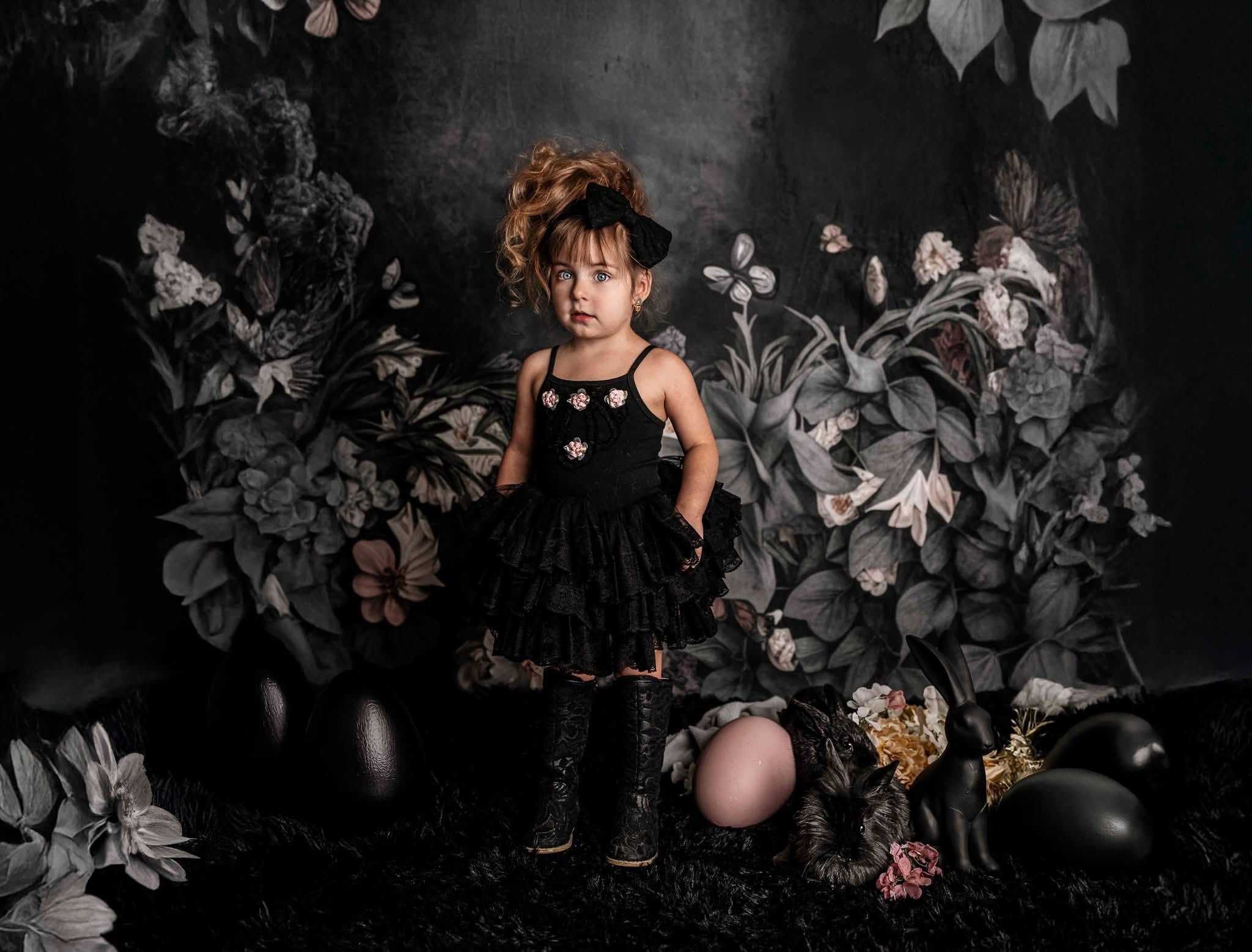 Kate Schmetterling Blumen Schwarz Wand Hintergrund von Angela Miller