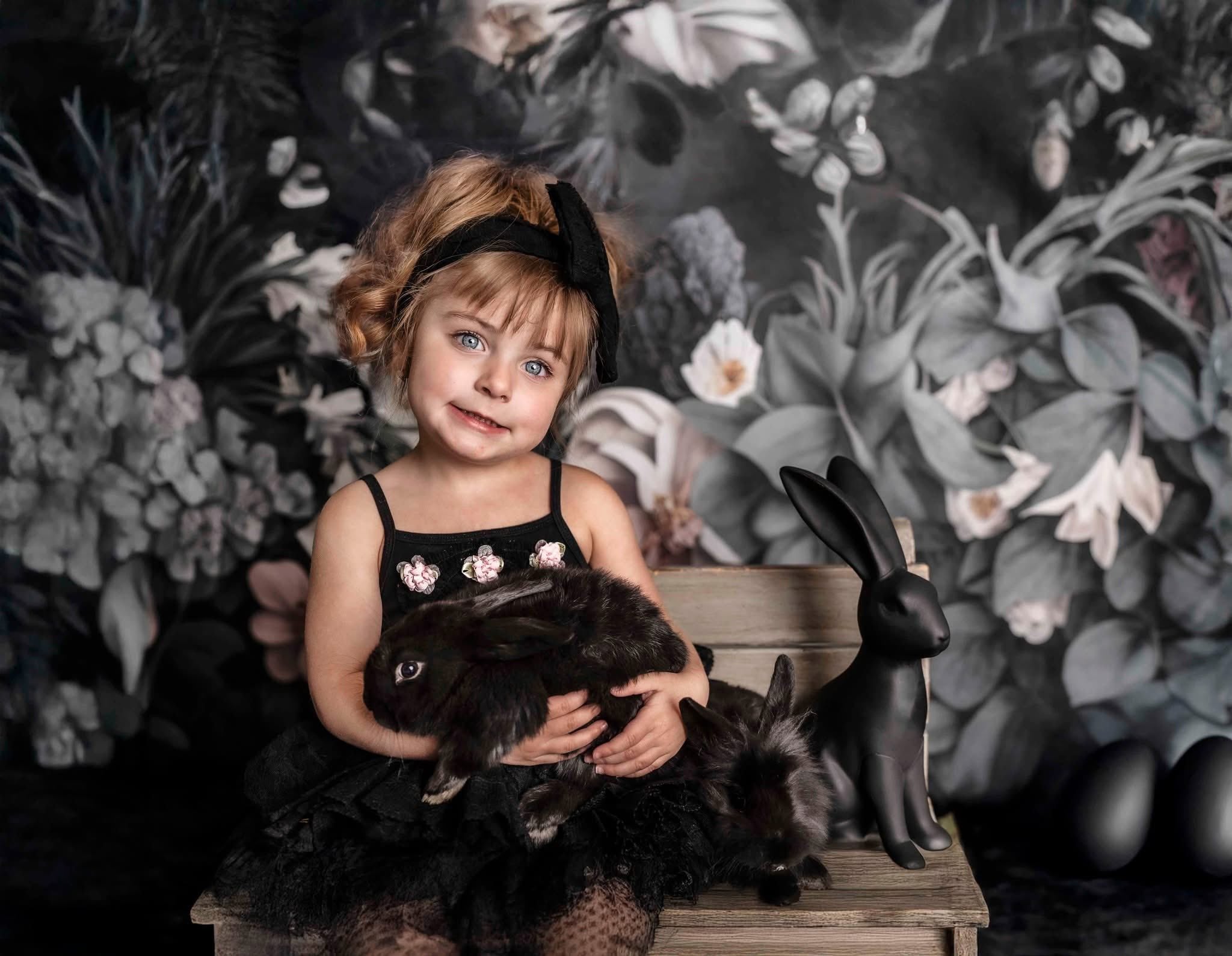 Kate Schmetterling Blumen Schwarz Wand Hintergrund von Angela Miller - Kate Backdrop.de