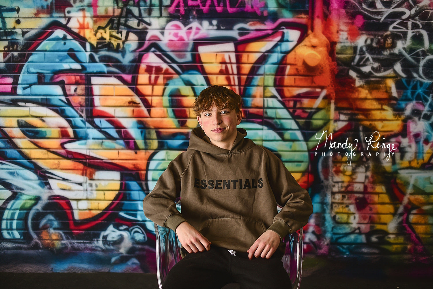 Ein Junge kritzelt in all den leuchtenden Farben