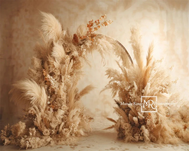 Kate Warm Neutral Boho Getrocknete Blumen Bogen Hintergrund von Mandy Ringe Fotograf