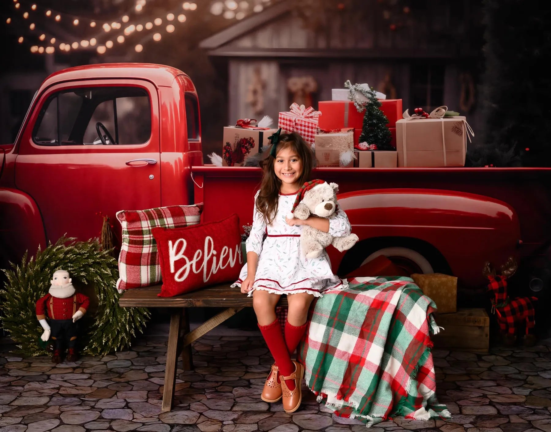 Kate Weihnachtsgeschenk im Roten Truck Fleece Hintergrund - Kate Backdrop.de