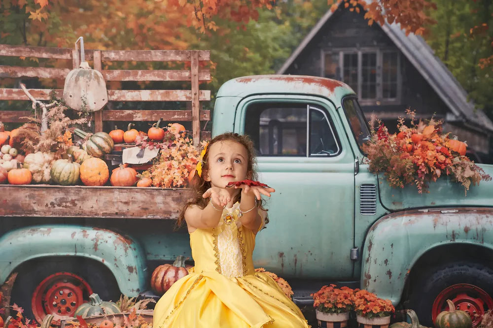 Kate Herbst Truck Goldene Blätter Altes Haus Hintergrund von Chain Photography