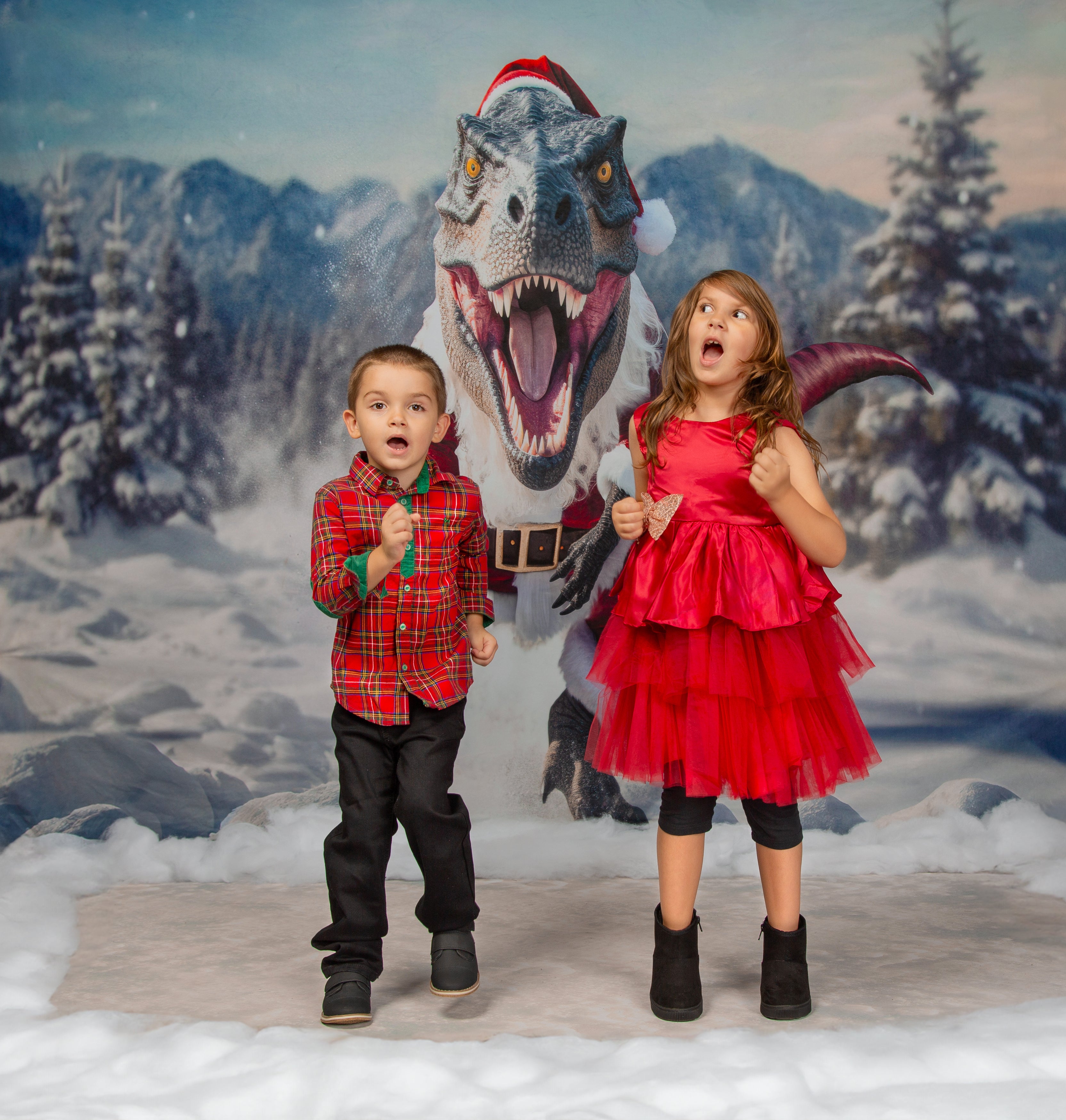 Kate T-Rex mit Weihnachtsmann-Kleidung im Winter-Hintergrund von Mini MakeBelieve - Kate Backdrop.de