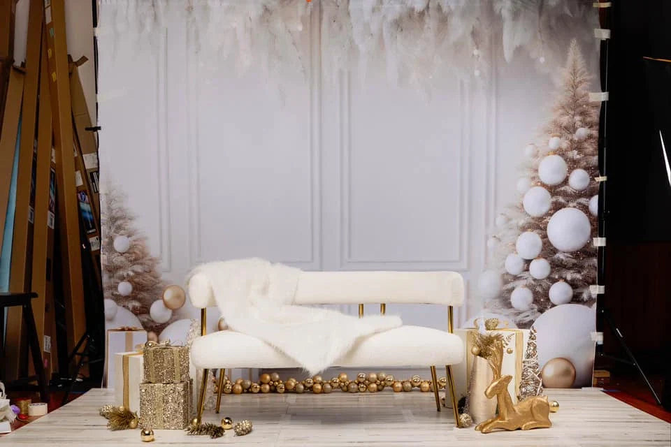 Kate Weihnachten Weiße Wand Federn & Gold Fleece Hintergrund Entworfen von Lidia Redekopp