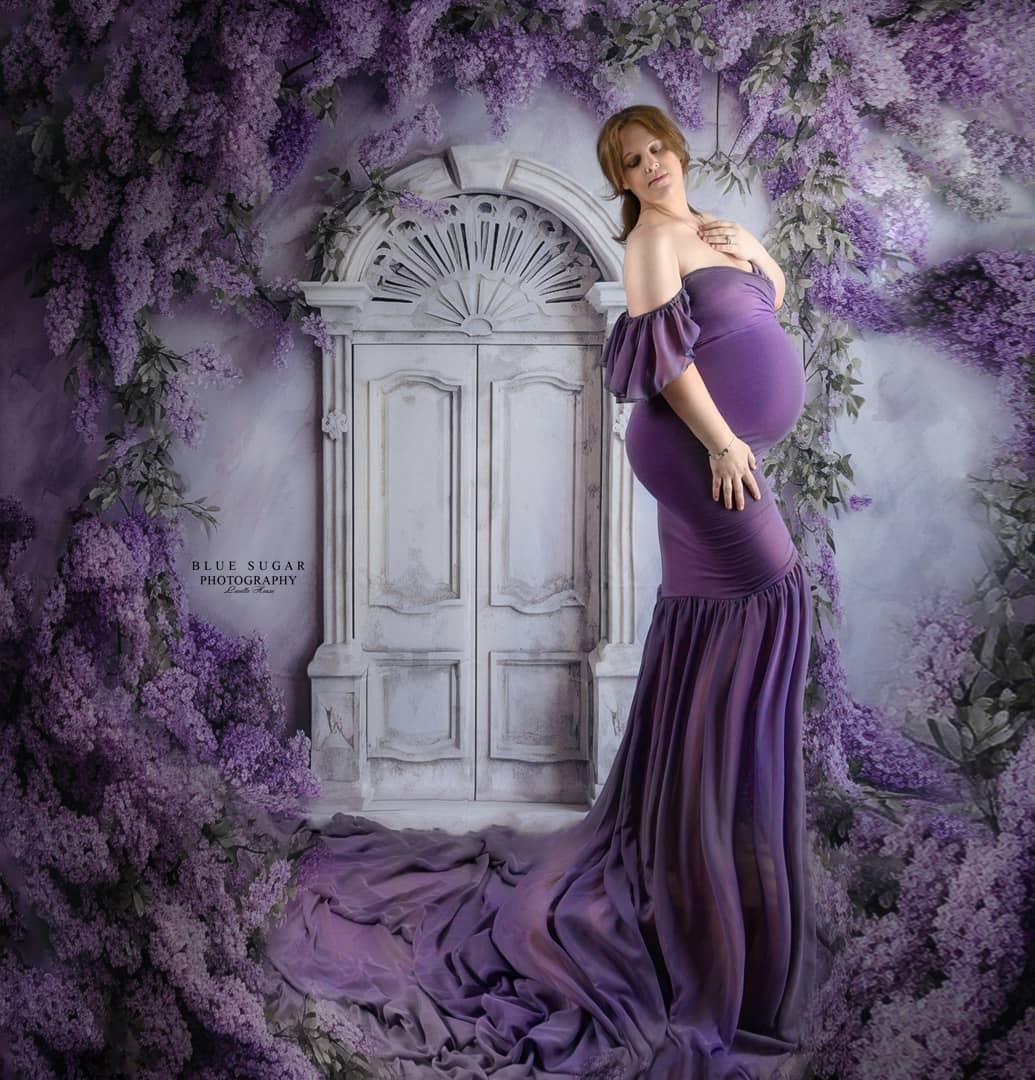 Kate Antike Tür mit lila Blumen als Hintergrund von Rose Abbas - Kate Backdrop.de