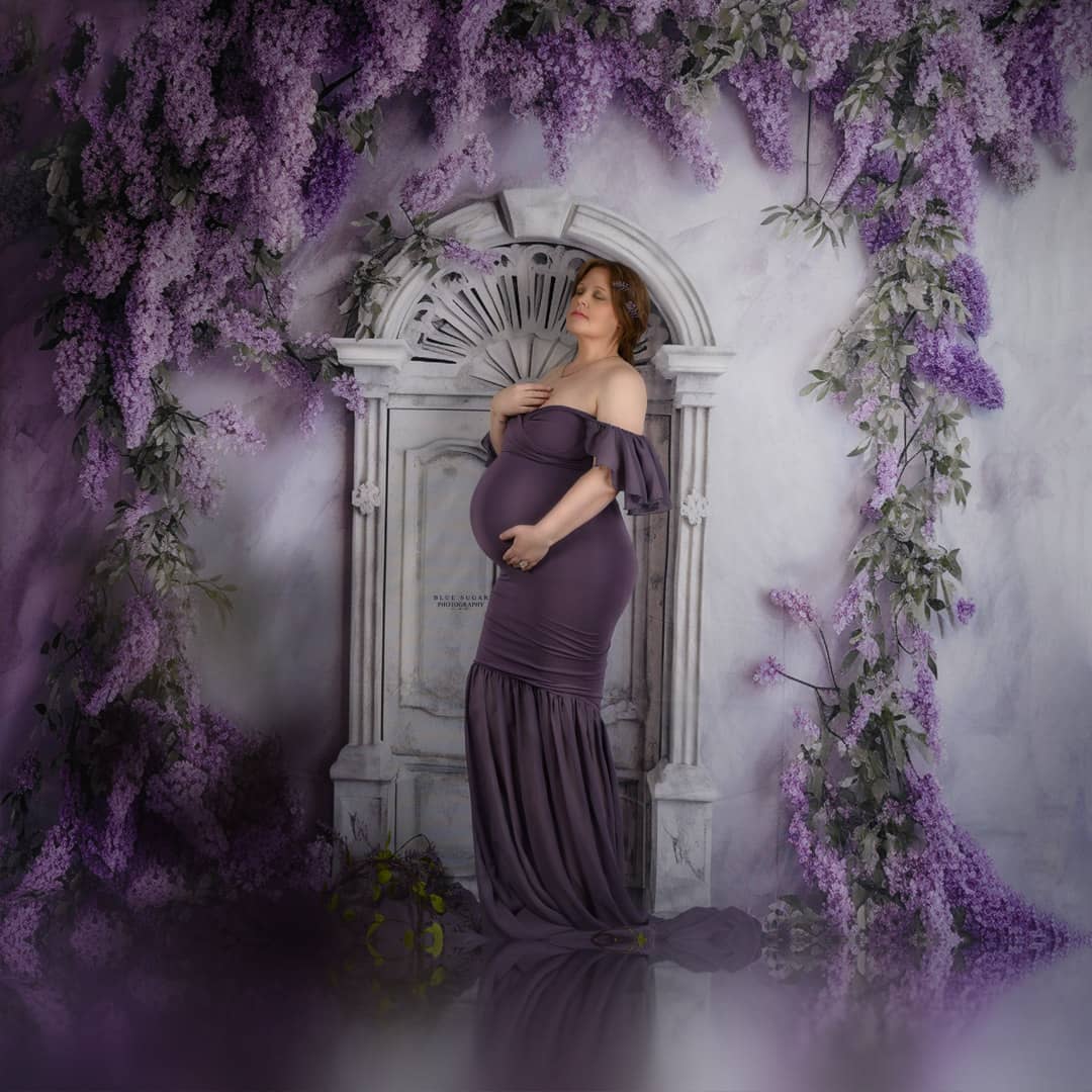 Kate Antike Tür mit lila Blumen als Hintergrund von Rose Abbas - Kate Backdrop.de