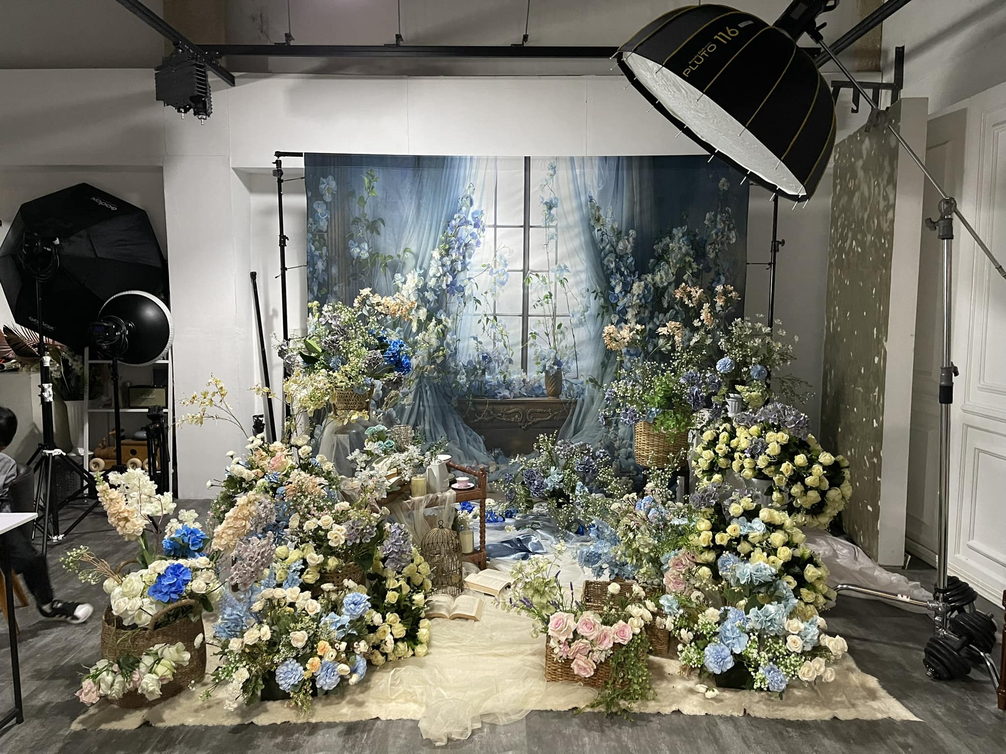 Kate Blaue Blume Vorhang Fenster Raum Hintergrund von Emetselch