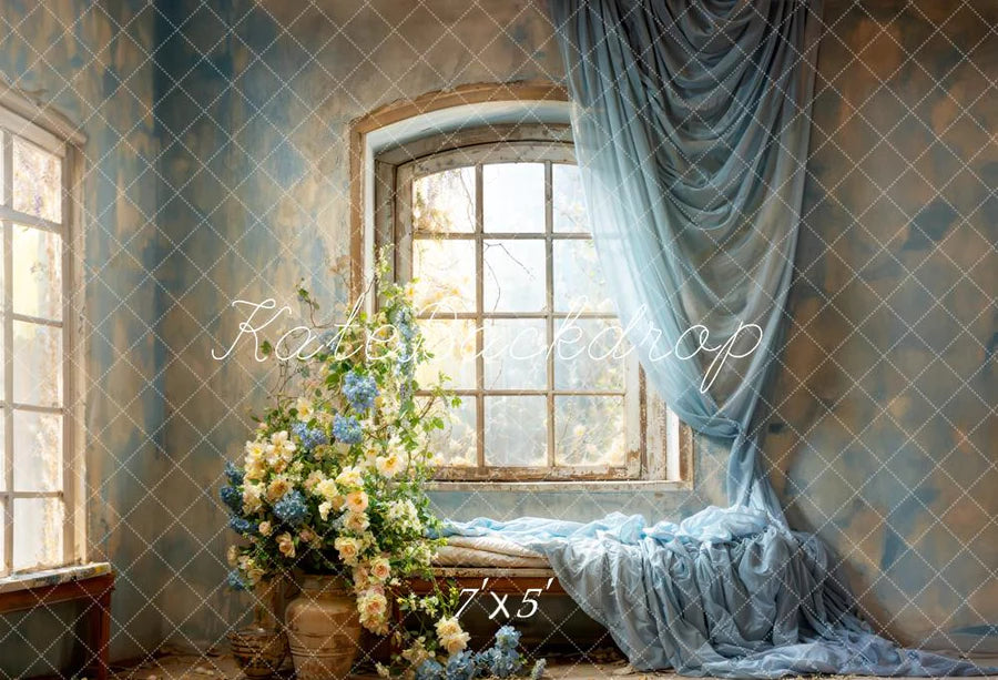 Kate Frühling Blaue Vorhänge Blumen Fenster Zimmer Hintergrund von Emetselch