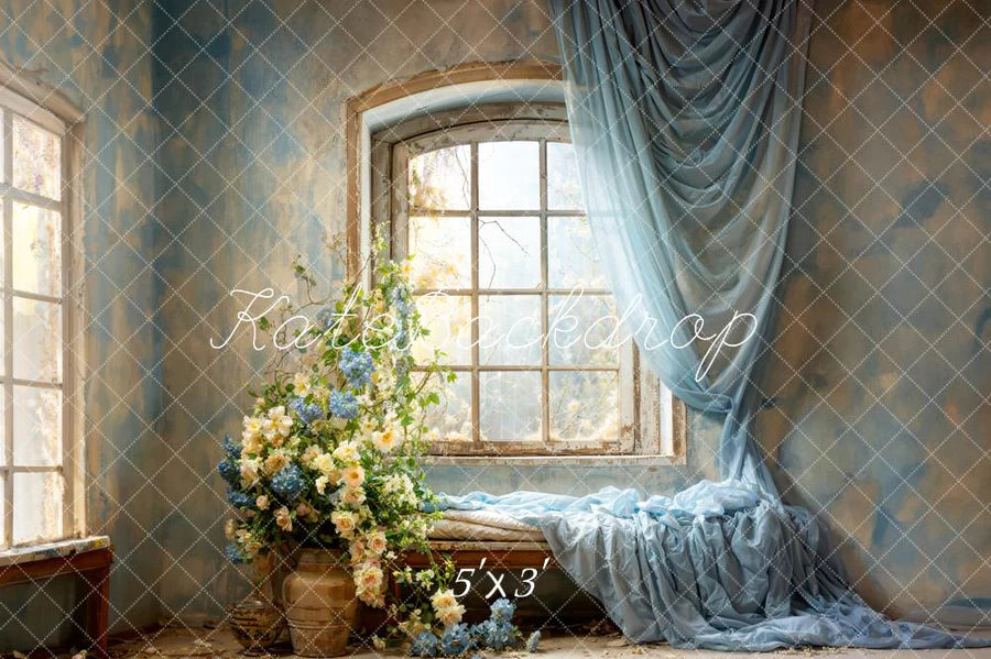 Kate Frühling Blaue Vorhänge Blumen Fenster Zimmer Hintergrund von Emetselch