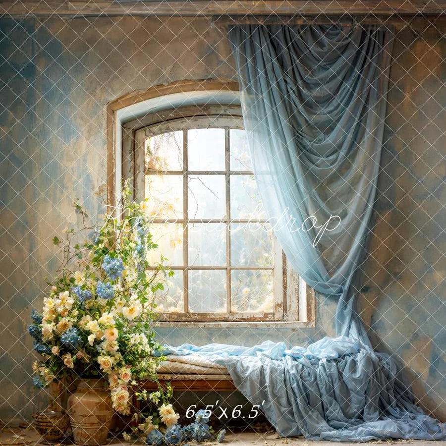 Kate Frühling Blaue Vorhänge Blumen Fenster Zimmer Hintergrund von Emetselch